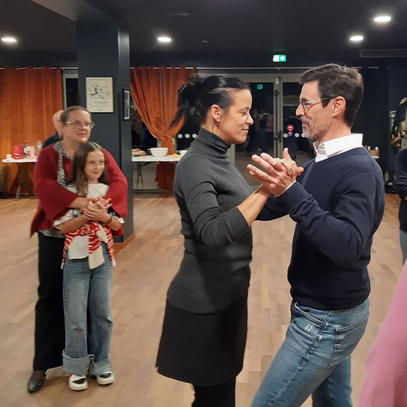 Initiation au tango à la Tangotéka lors d'une soirée AVEC